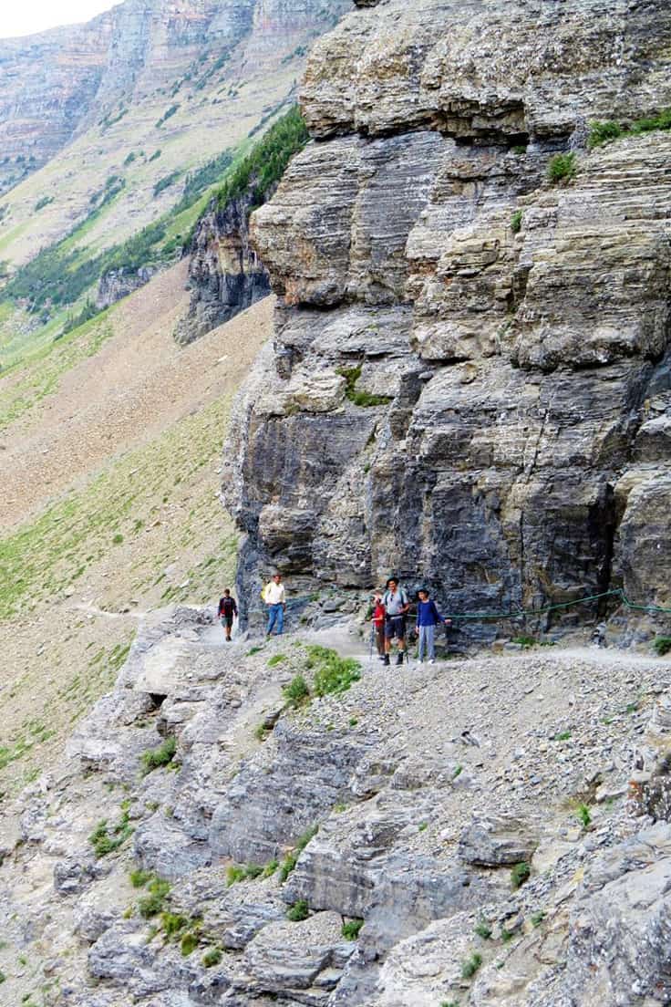 Hiking the amazing Highline Trail across the Continental Divide! Glacier National Park Itinerary: A complete and illustrated day-by-day itinerary for visiting the most beautiful national park in the US!