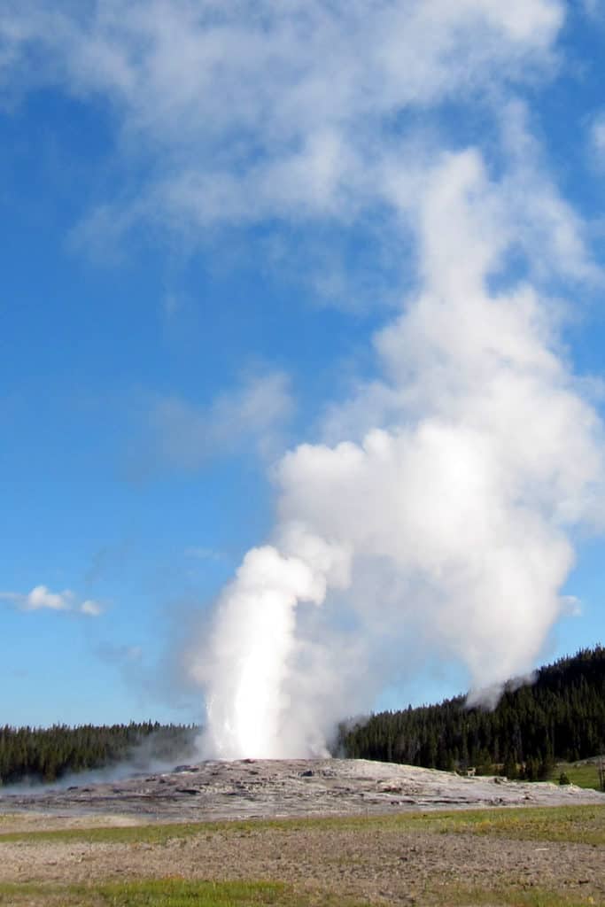 10 Top things to do in Yellowstone National Park: Old Faithful erupting