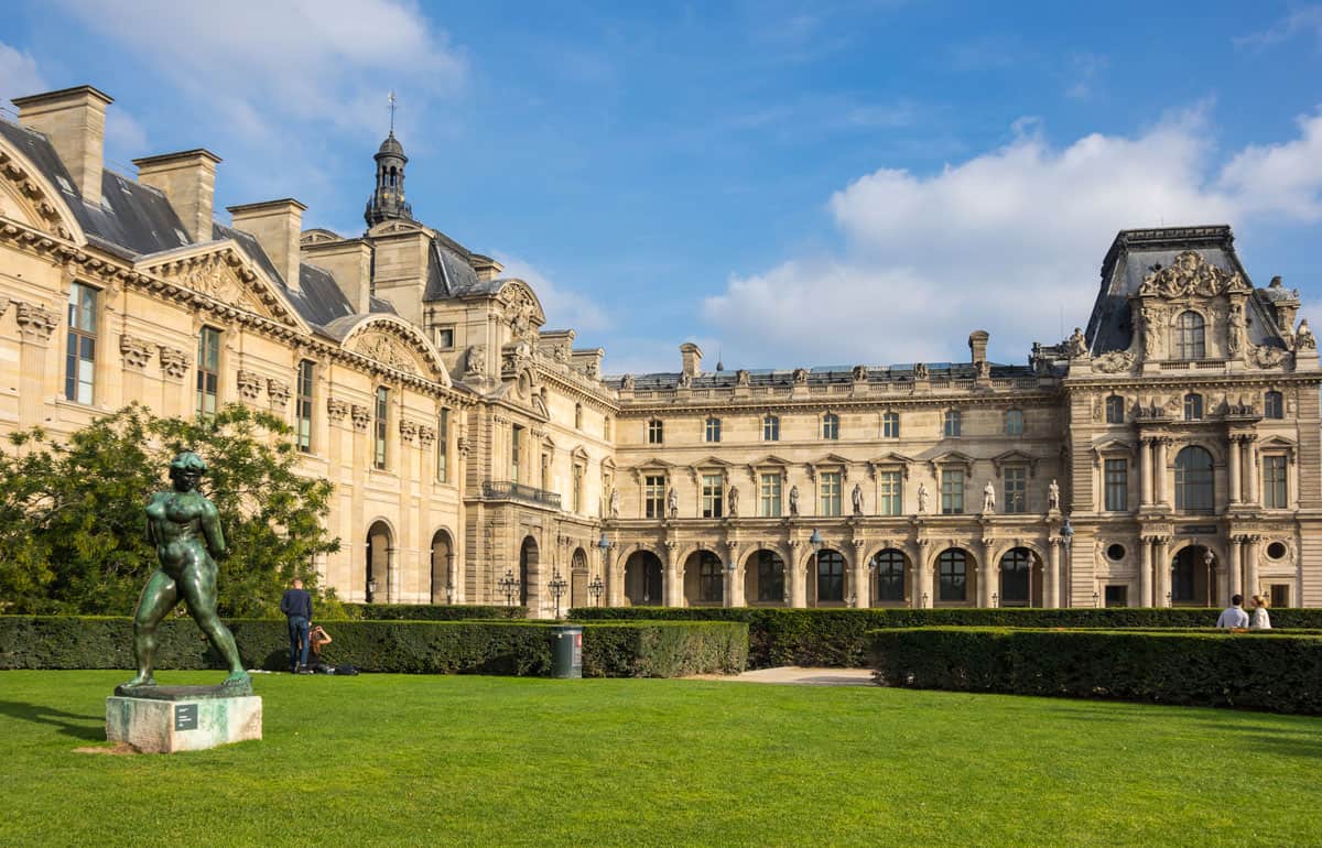Things to see in Paris from the outside: The Stunning Louvre