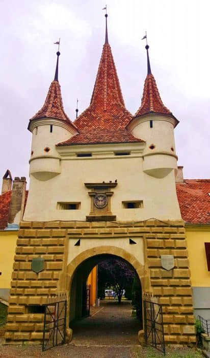 A concise travel guide to the city of Brasov in Romania. How to get to Brasov, what to eat and where to stay and most importantly - the best things to do and see in Brasov