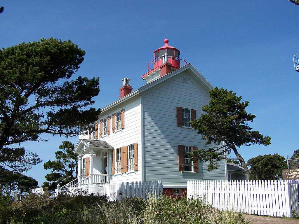 Yaquina Bay Lighthouse | Photo by Little Mountain 5
