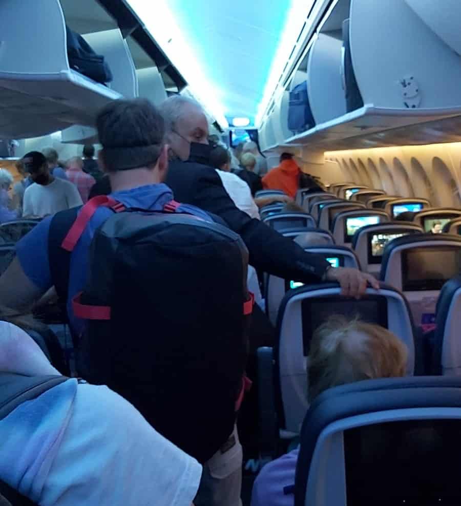 People leaving the airplane