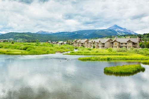Gorgeous houses built near a lake in Big Sky, Montana, 11 Best Things To Do In And Around Big Sky, Montana