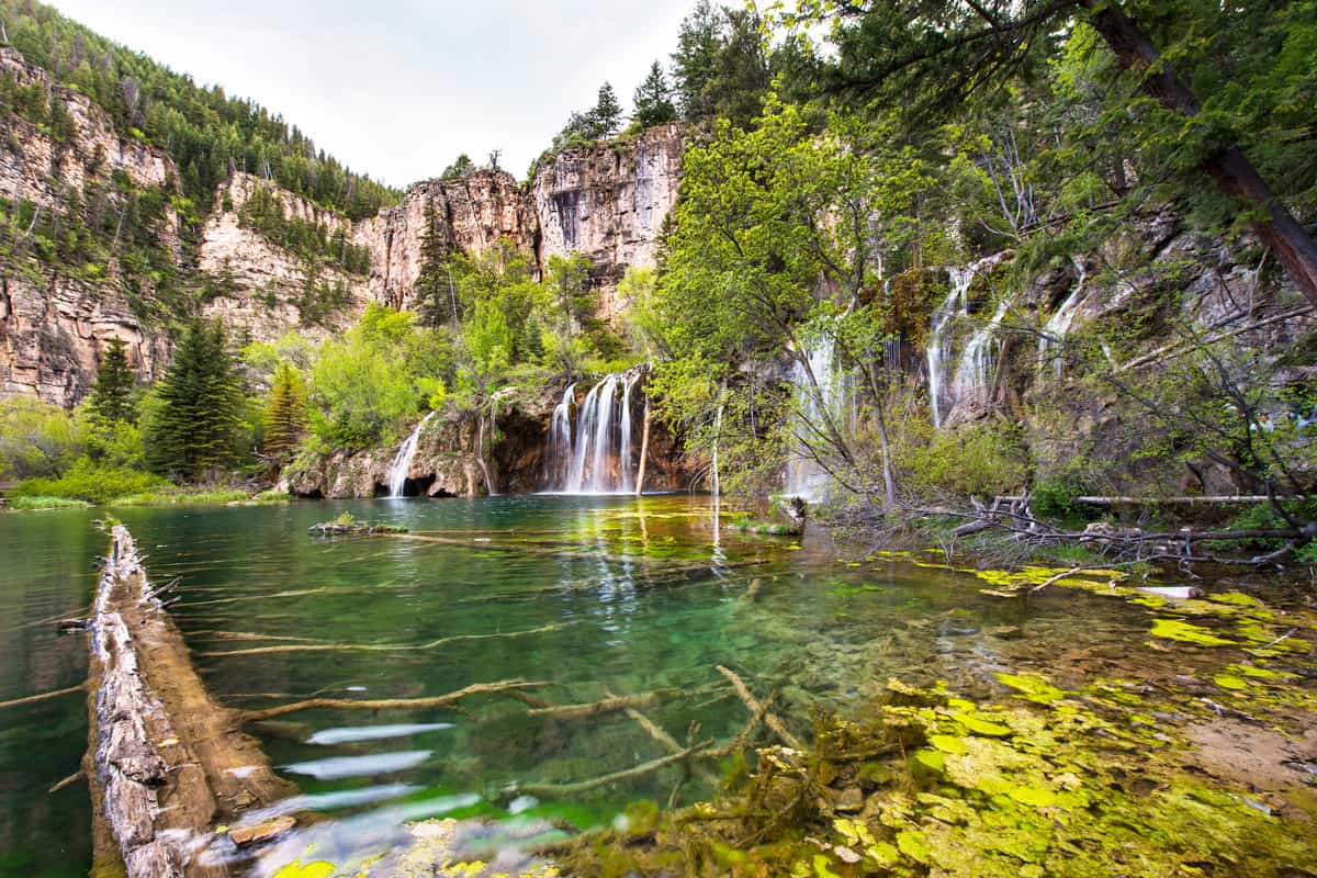 The gorgeous waters of Dream Lake National Park