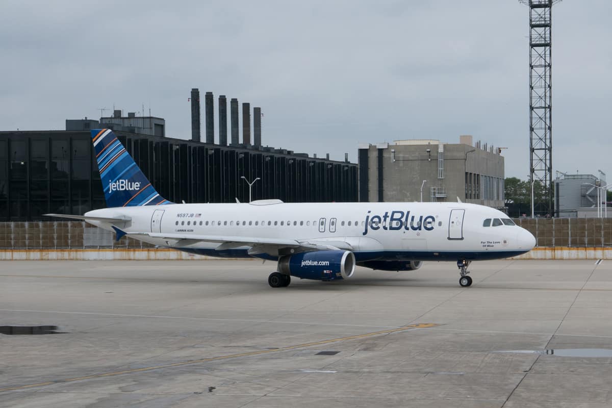 A JetBlue Airbus A320 at the O'Hare Airport. JetBlue is an American low-cost carrier serving 91 destinations in