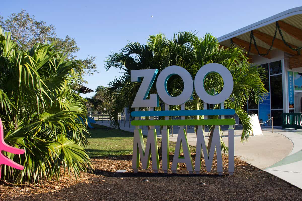 Huge Zoo Miami sign