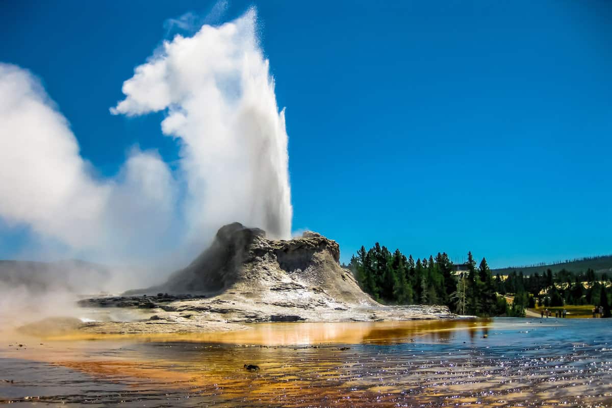 A huge geyser in Yellowstone National State park