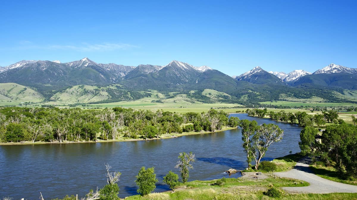 Montana Landscape with Yellowstone River, Yellowstone River: The Longest Undammed River in the Contiguous United States 1600x900