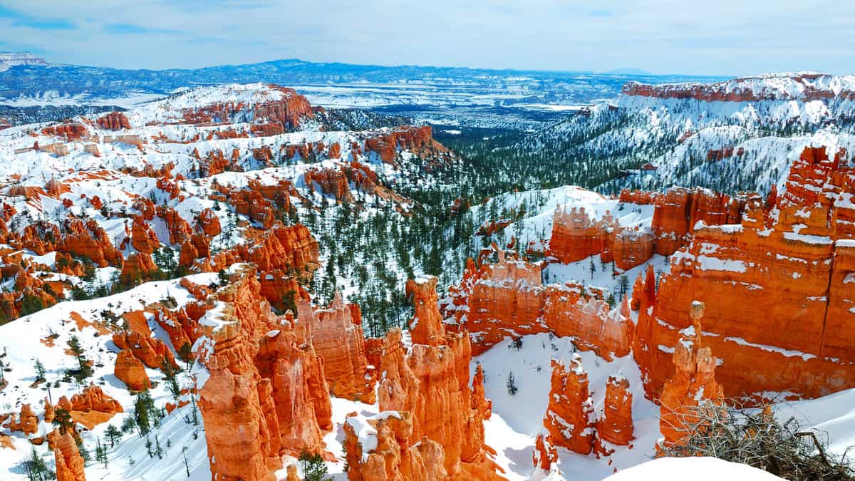 Bryce canyon panorama with snow in Winter with red rocks and blue sky