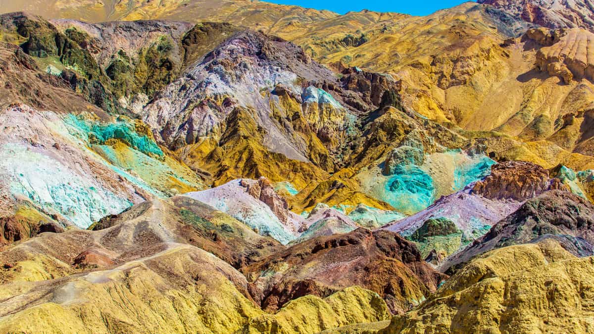 Colorful Artist’s Palette rocks on the mountain side in Death Valley National Park, California, USA1600x900