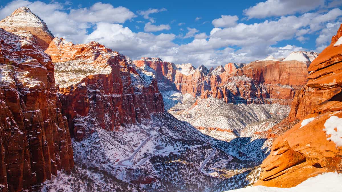 Fresh snowfall from the conyon overlook trail in Zion National Park, Utah