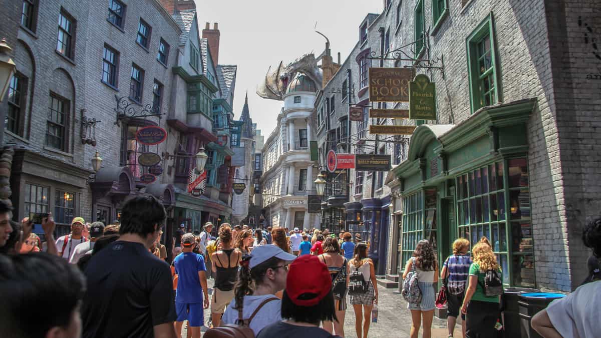  The modern structure of the Florida Theme Park buildings and backdrops, the diagonal alley in the Harry Potter area, the dragon at the top of the witch bank