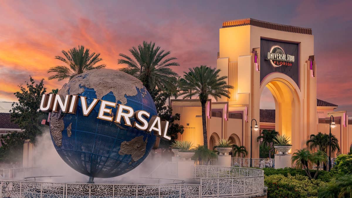 Universal Studios Theme Park Orlando, Universal globe and entrance at sunset