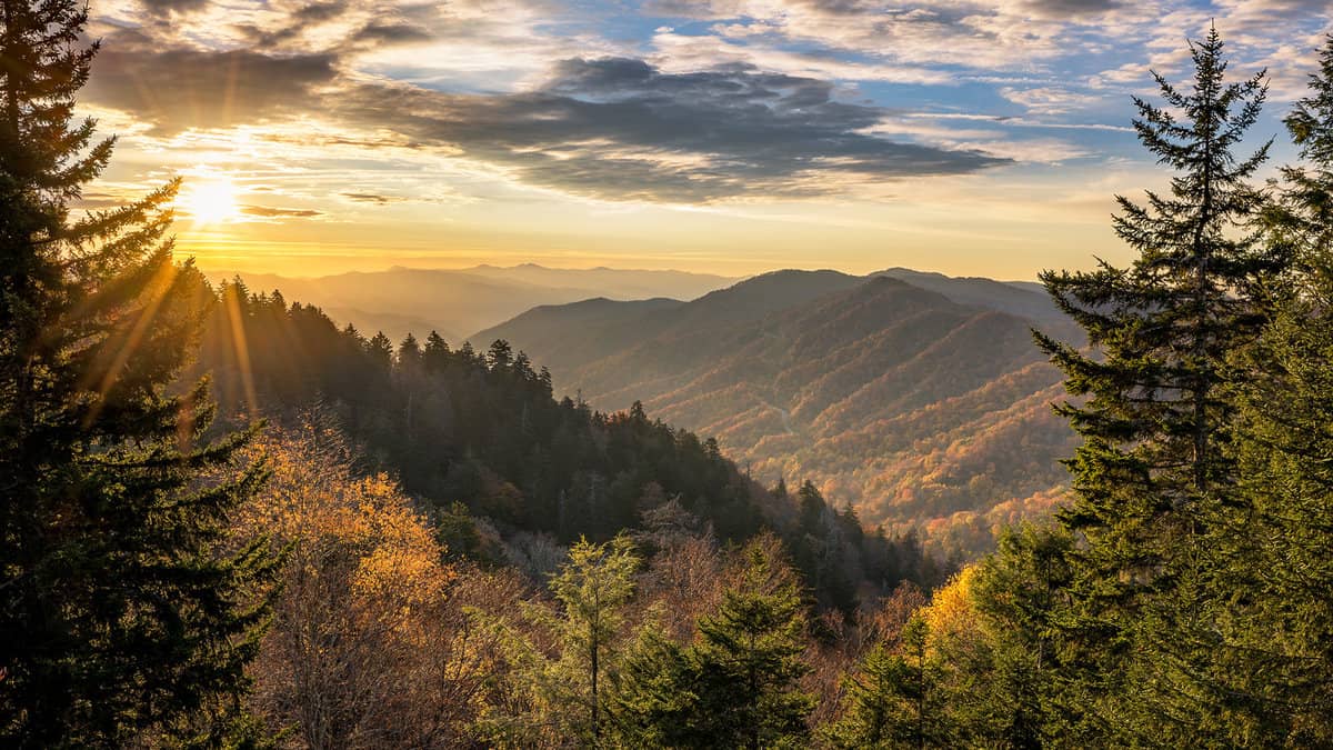 Autumn sunrise over Newfound Gap overlook in the Great Smoky Mountains1600x900