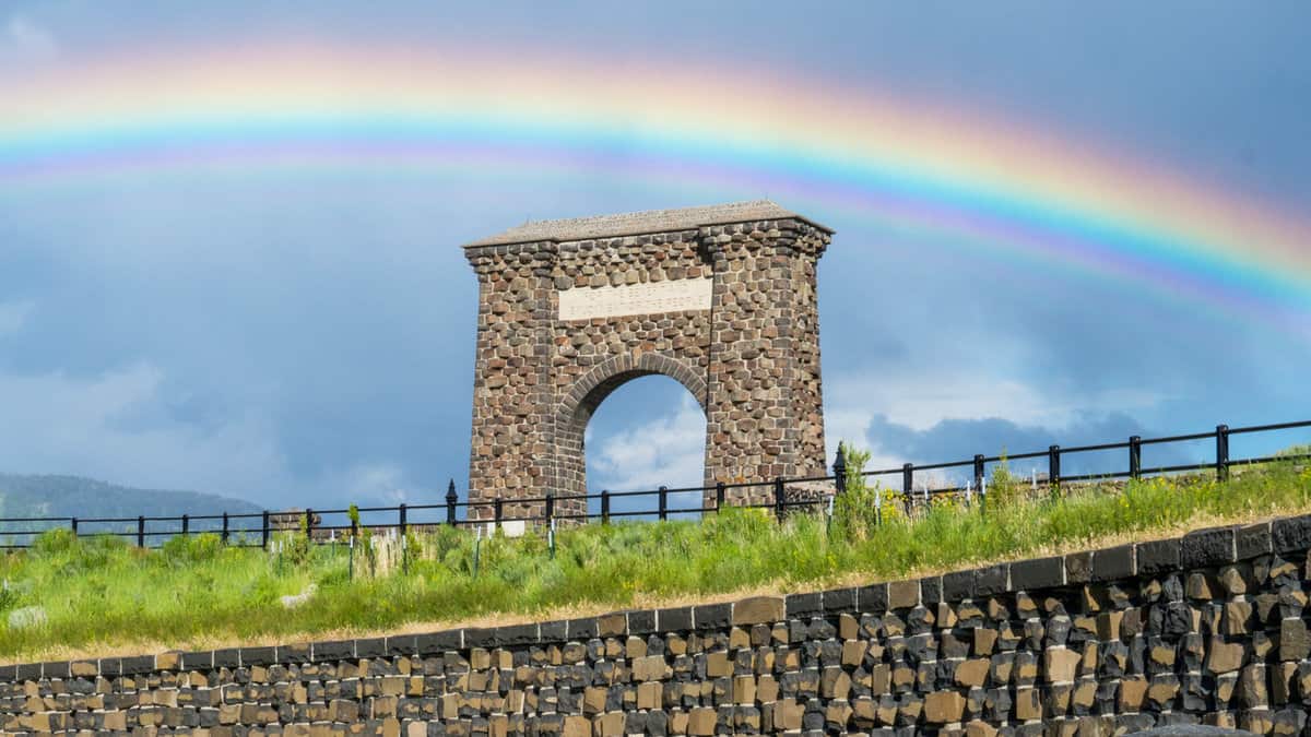 Rainbow over the Roosevelt Arch at the north entrance to Yellowstone National Park 1600x900