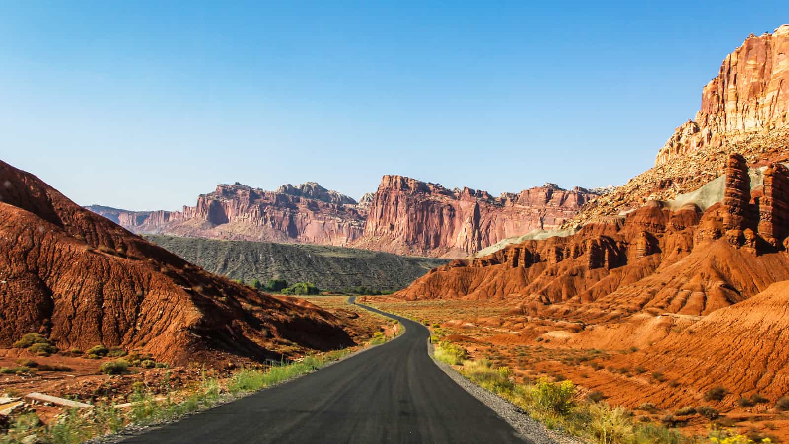 A road cuts through the mountains at Capitol Reef National Park, Utah 1600x900