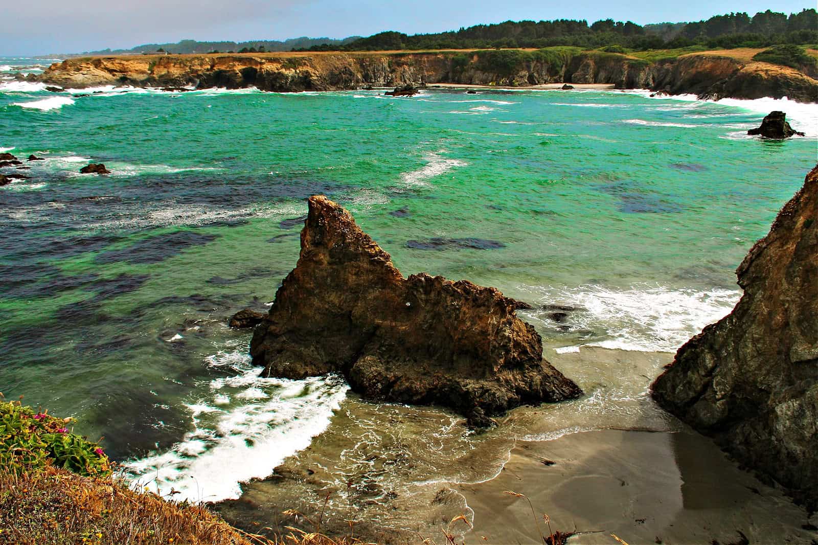 An ocean lagoon bordered by cliffs. Jug Handle State Reserve, Fort Bragg, CA, USA.